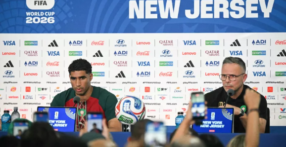 Triunfo para hispanohablantes: FIFA levanta prohibición del español en sus ruedas de prensa