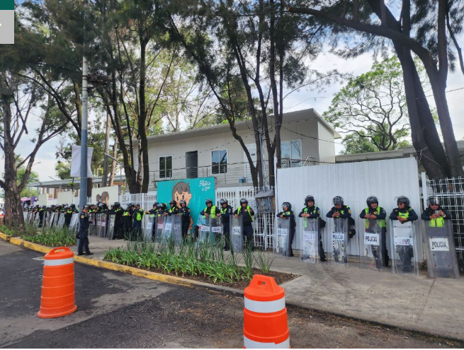 Elementos antimotines mantienen un cerco de seguridad en la zona por la llegada de nuevos contingentes. Foto: Cortesía SSC