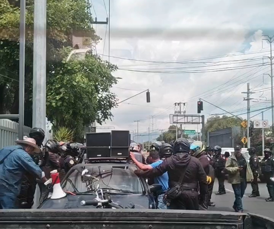 Policías retienen a maestras de la CETEG en camino a protesta en el estadio Azteca