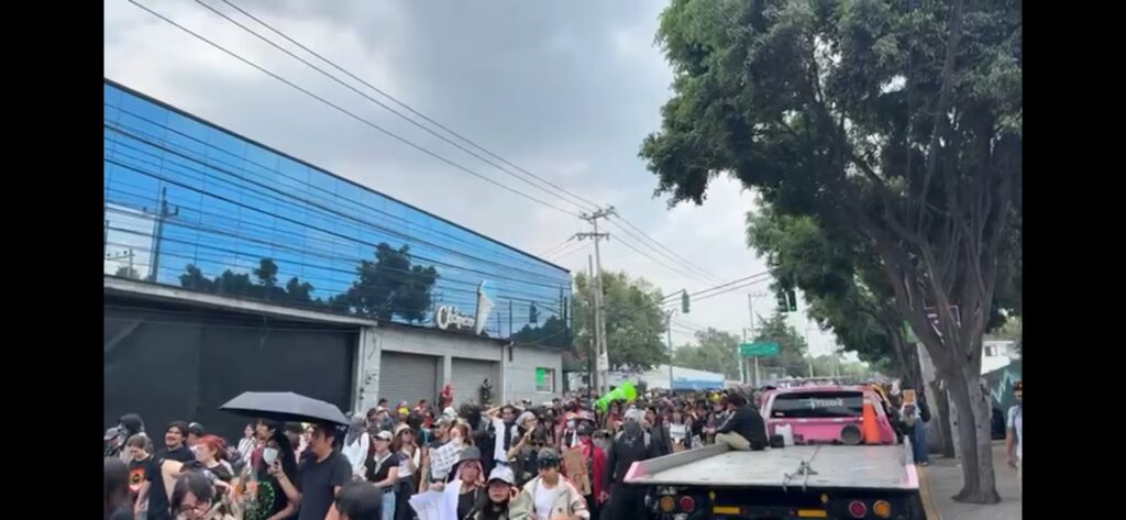Penachos para la televisión, silencio para las víctimas