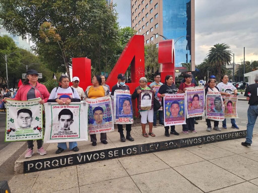 Padres de los 43 acusan que gobierno pretenda regresar a versión del PRI en el caso Ayotzinapa